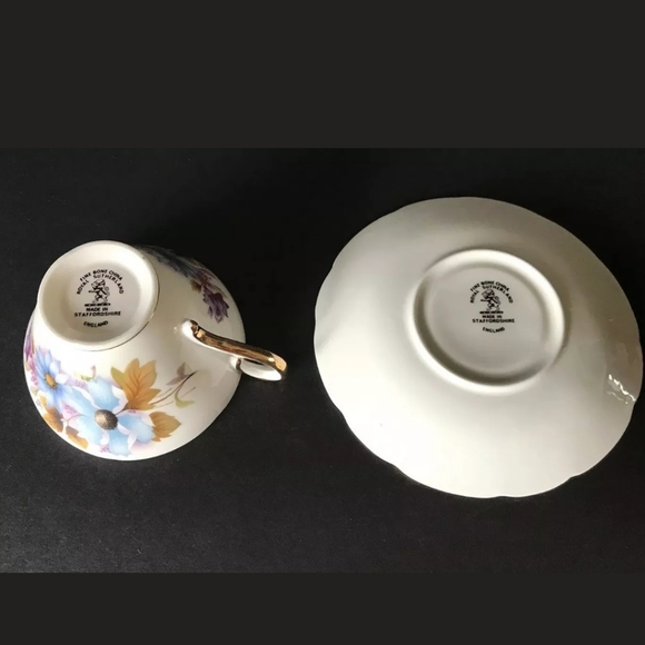 Royal Sutherland Teacup & Saucer - Picture 3 of 8